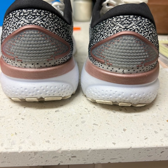 White/pink/black brooks. - Picture 6 of 6
